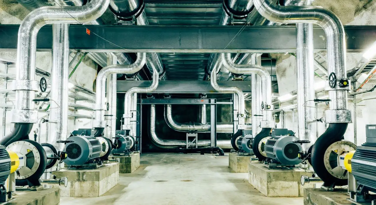 Die Wärmepumpenanlage von Katri Vala gilt als weltweit größte Anlage, die Fernwärme und -kühlung aus gereinigtem Abwasser erzeugt.