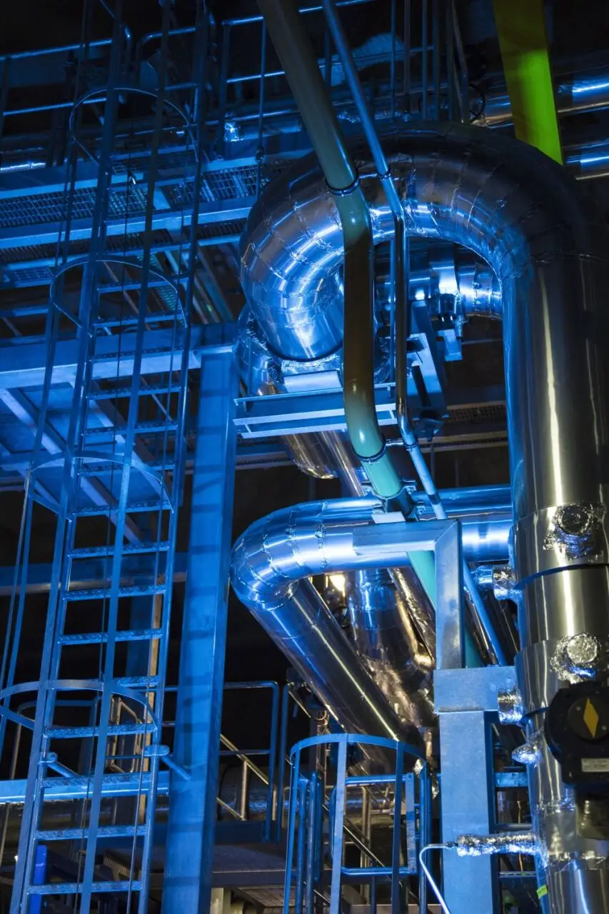 La centrale à pompe à chaleur d'Esplanadi dispose d'un immense réservoir souterrain d'eau qui sert de réservoir d'énergie thermique.