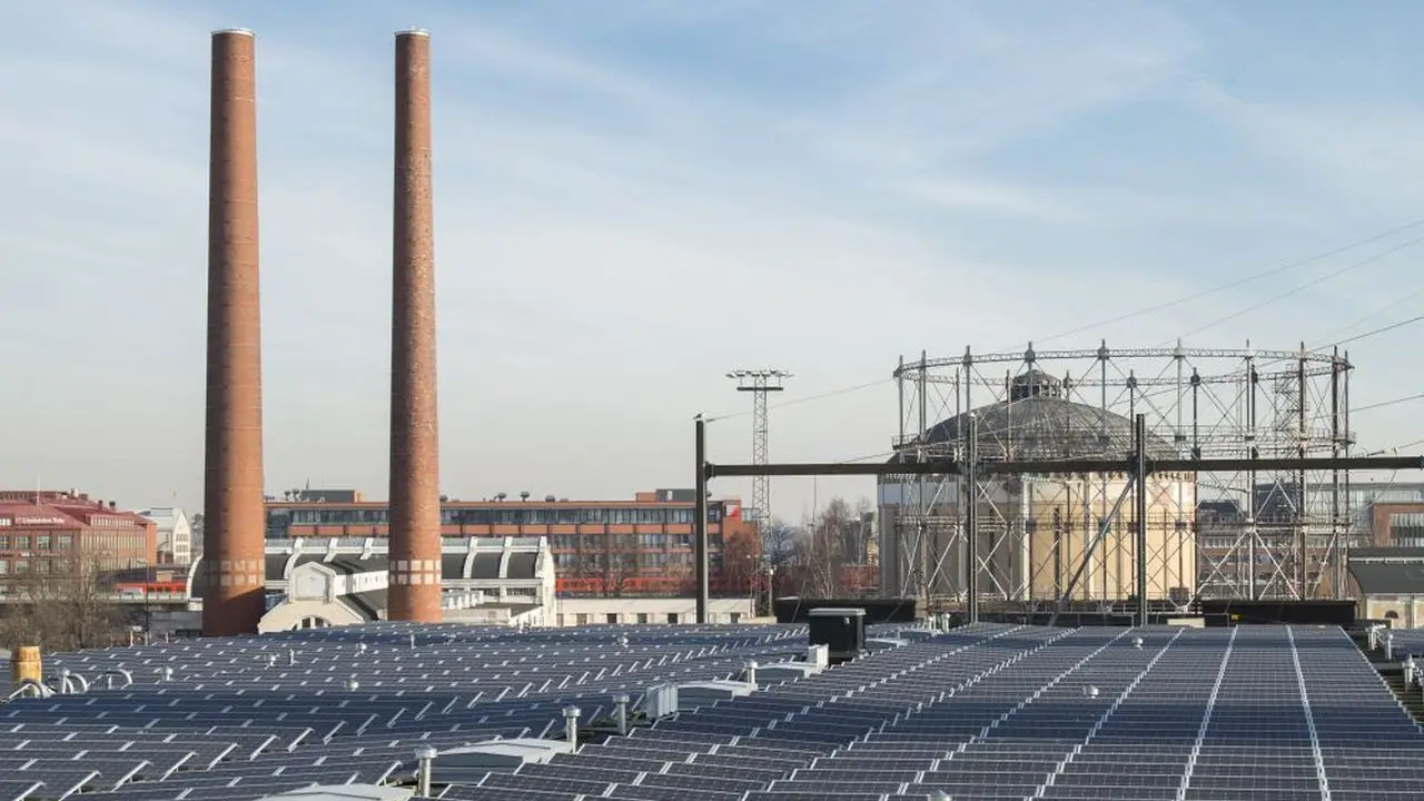 Solarkraftwerk auf dem Dach in Suvilahti. Helen macht erneuerbare Energie für alle zugänglich.