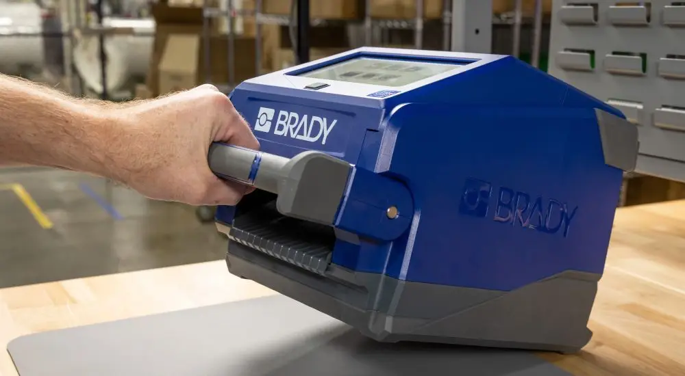 Brady präsentiert tragbaren Industriedrucker i4311 mit 4 Zoll Druck