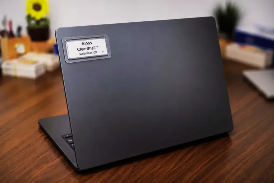 ClearShell™-RFID-Etikett für die Anbringung auf Metall, angebracht auf einem Laptop