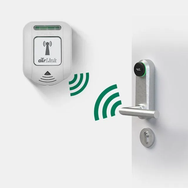 deister doorLoxx® digital handle connected wirelessly to an airLink® module for cable-free electronic access control.