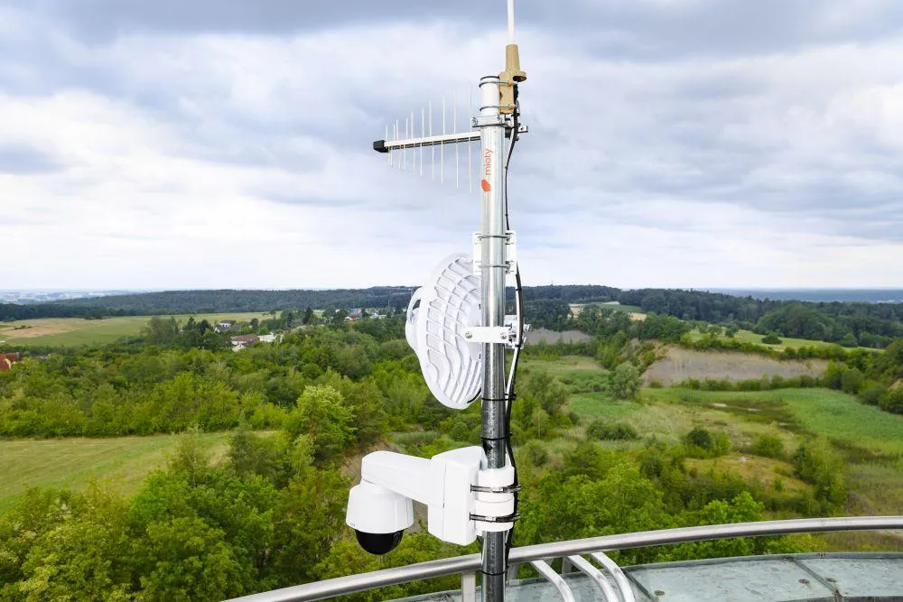 A SmartForestFire camera and radio station monitors the pilot area in the Tennenloher Forest.