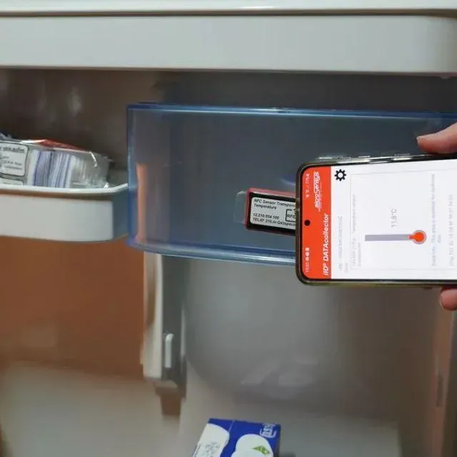 The TELID®312.nfc NFC temperature data logger can be read directly using a compatible smartphone. The microsensys app displays the stored temperature readings and helps you quickly check storage and transport conditions.