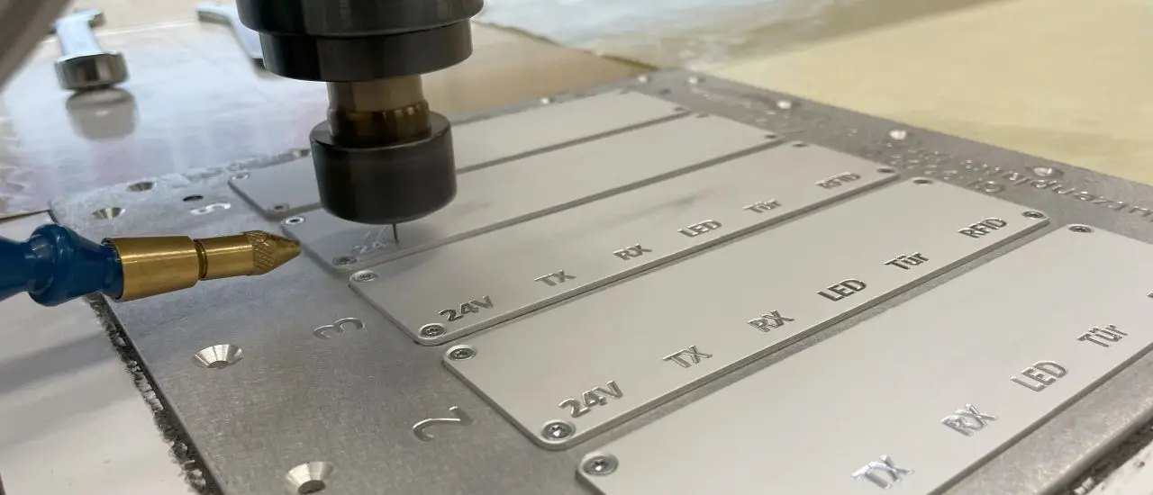 GERA-Ident: CNC-Fräsmaschine fräst Seitenteile für ein Readergehäuse.