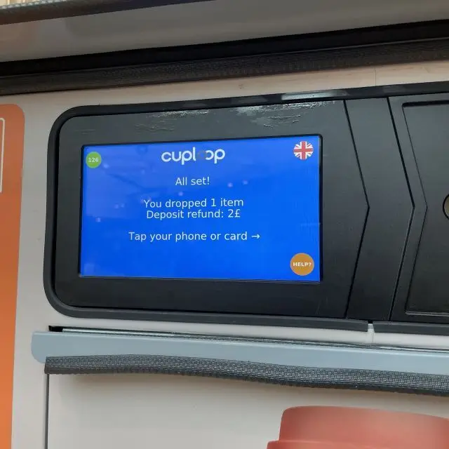 Cuploop Kiosk: Reusable packaging in the kiosk, payment card to the terminal, deposit returned immediately