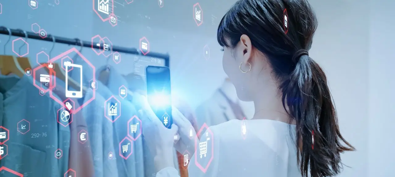 Endkunden interagieren direkt mit RFID-getaggten Produkten über ihr Smartphone